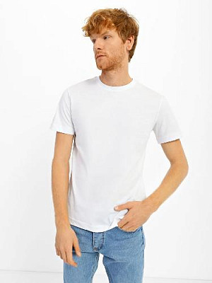 T-shirt color: White
