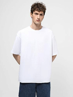 T-shirt color: White