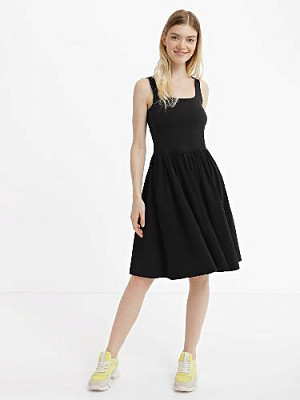 Dress color: Black
