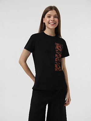 T-shirt color: Black