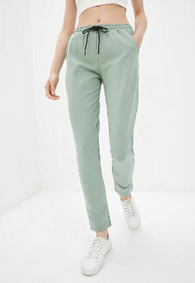 Pants color: Green