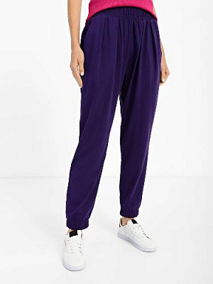Pants color: Purple