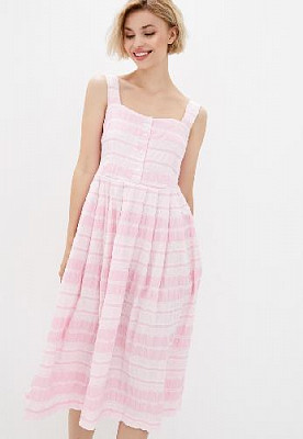 Dress color: Pink