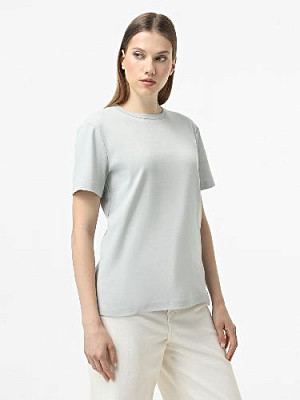 T-shirt color: Light gray