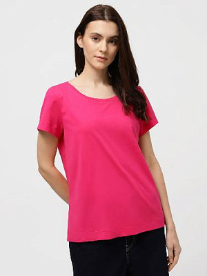 T-shirt with round collar color: Crimson