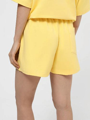 Shorts color: Pale yellow