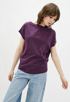 T-shirt color: Plum