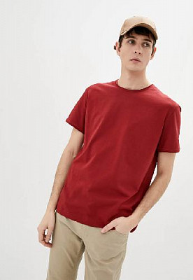 T-shirt color: Burgundy