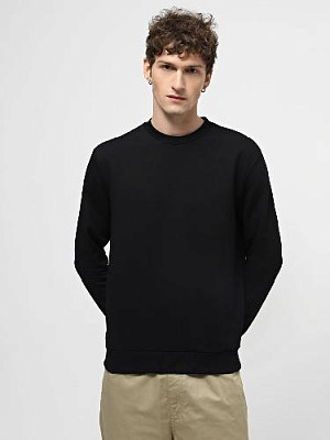 Sweatshirt color: Black