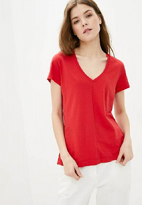 T-shirt of a free cut color: Red