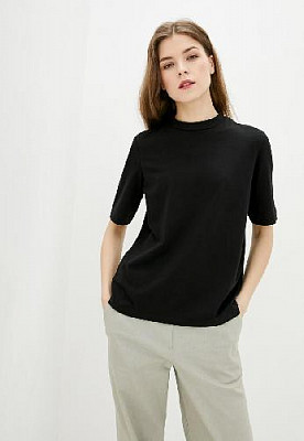 T-shirt color: Black