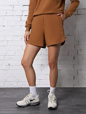 Shorts color: Light brown