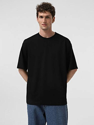 T-shirt color: Black