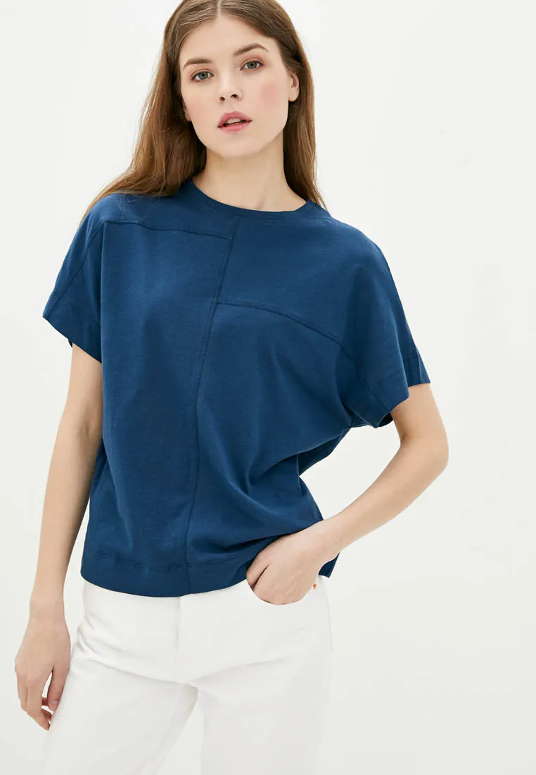 T-shirt of a free cut