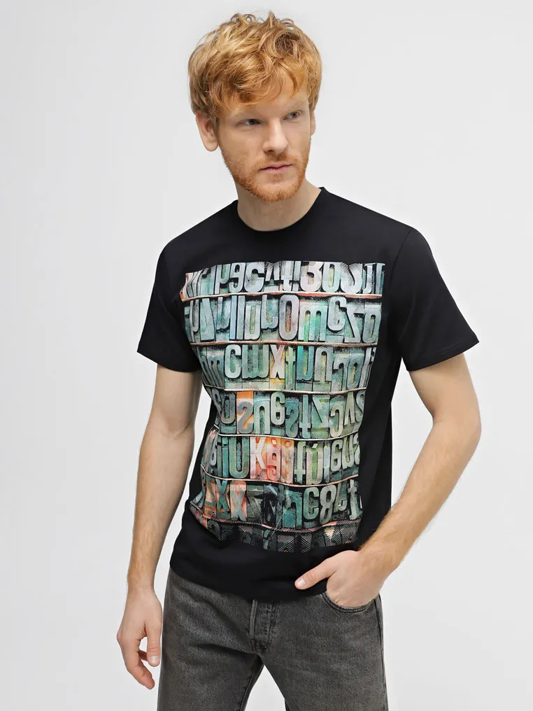 Футболка з декоративним принтом