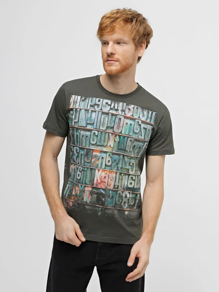 Футболка з декоративним принтом