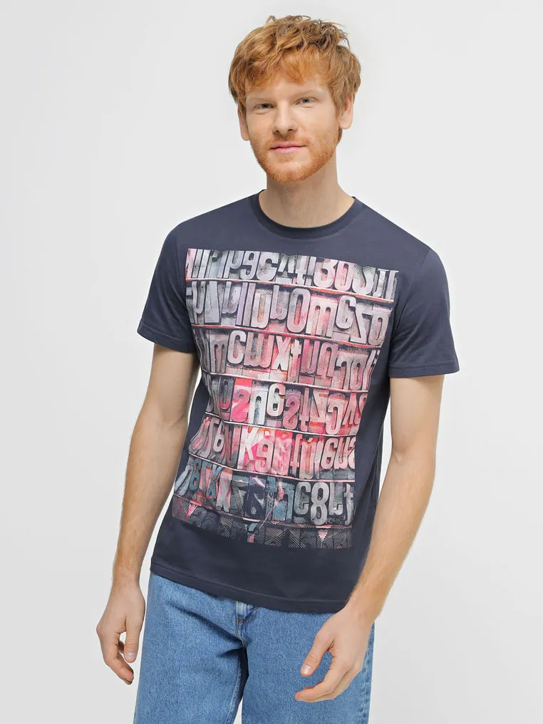 Футболка з декоративним принтом