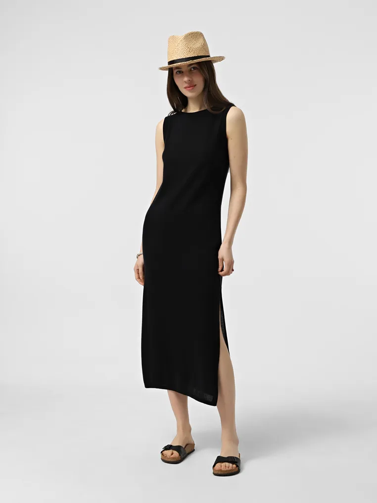 Knitted dress with a slit