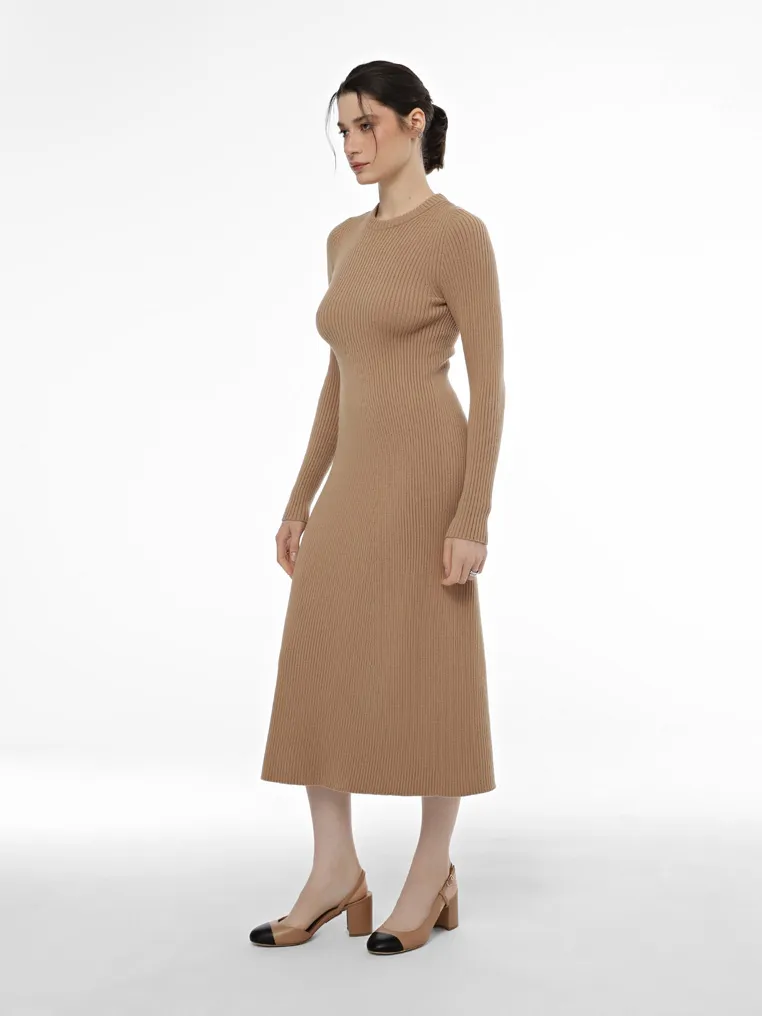 Women's dress with long sleeves