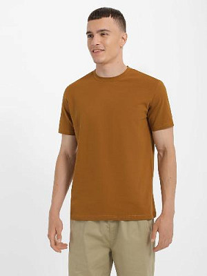 T-shirt color: Umber
